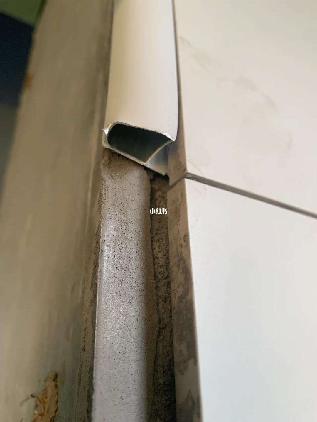 墙砖怎么打孔不炸(瓷砖墙打孔技巧)